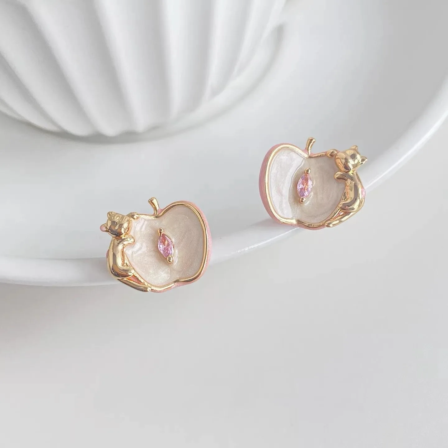 Cat Eating Apple Pink Earrings thumbnail 4